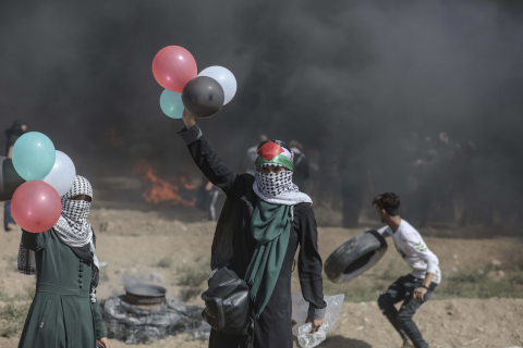 27012020-(180608) -- GAZA, junio 8, 2018 (Xinhua) -- Mujeres palestinas participan en una protesta en la frontera entre Gaza e Israel, en el este de la Ciudad de Gaza, el 8 de junio de 2018. Al menos cuatro manifestantes palestinos murieron y 618 resultaron heridos por soldados israelíes durante los enfrentamientos ocurridos el viernes cerca de la frontera Israel-Gaza, dijeron fuentes palestinas. (Xinhua/Wissam Nassar) (cr) (da)