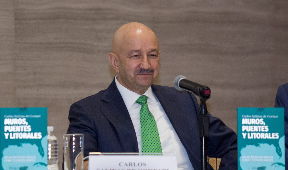 CIUDAD DE MÉXICO, 26ABRIL2017.- El ex presidente Carlos Salinas de Gortari realizó la presentación de su libro “Muros, Puentes y Litorales”, en las inmediaciones del Club de Industriales. El libro habla de anécdotas durante el sexenio del político, así como las relaciones que mantuvo con diversos jefes de estado. FOTO: GALO CAÑAS /CUARTOSCURO.COM