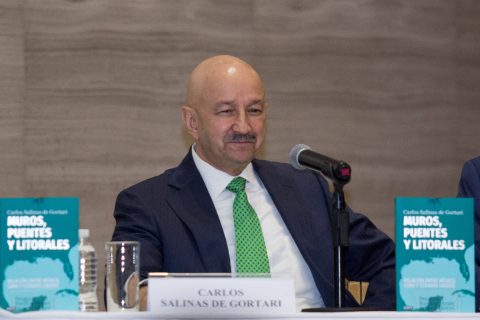 CIUDAD DE MÉXICO, 26ABRIL2017.- El ex presidente Carlos Salinas de Gortari realizó la presentación de su libro “Muros, Puentes y Litorales”, en las inmediaciones del Club de Industriales. El libro habla de anécdotas durante el sexenio del político, así como las relaciones que mantuvo con diversos jefes de estado. FOTO: GALO CAÑAS /CUARTOSCURO.COM