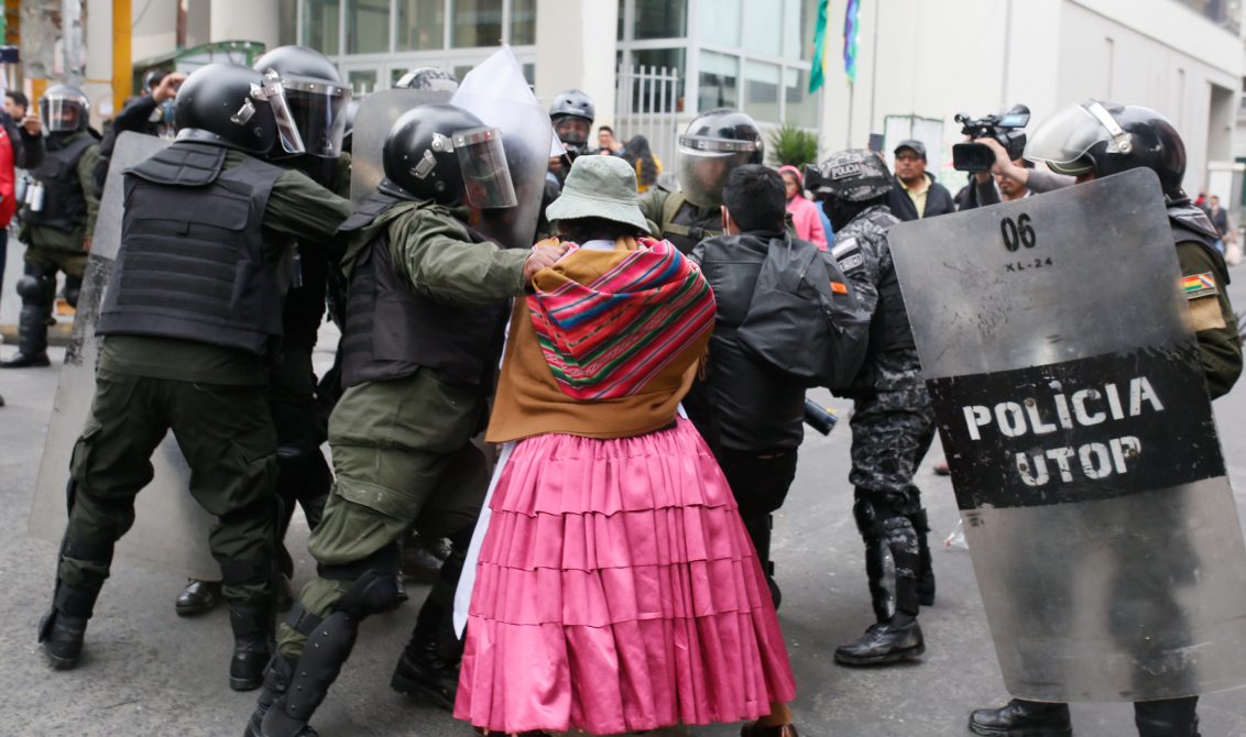 13/11/2019 13 November 2019, Bolivia, La Paz: Supporter of the former Bolivian President Morales clash with placemen during a protest demanding the the resignation of current interim President Jeanine Anez. Photo: Gaston Brito/ POLITICA INTERNACIONAL Gaston Brito/ DPA