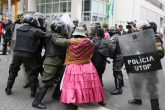 13/11/2019 13 November 2019, Bolivia, La Paz: Supporter of the former Bolivian President Morales clash with placemen during a protest demanding the the resignation of current interim President Jeanine Anez. Photo: Gaston Brito/ POLITICA INTERNACIONAL Gaston Brito/ DPA