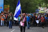 04112019-16 October 2018, Guatemala, Esquipulas: Migrantes de Honduras marchan en una caravana. La caravana de unos 1.000 migrantes hondureños en ruta hacia Estados Unidos cruzó la frontera con Guatemala, pese a un bloqueo policial y la amenaza de las autoridades guatemaltecas y mexicanas de no permitirle el paso. El presidente Trump amenazó a su homólogo de Honduras, Hernández, con retirar todas las ayudas norteamericanas si no frena la caravana. (Vinculado a la cobertura del día de dpa) Foto: Morena Perez Joachin/dpa +++ dpa-fotografia +++