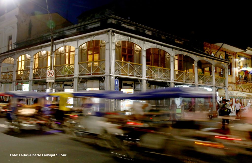 El transporte más usado en Iquitos, Perú, es el moto taxi, miles recorren a diario las calles. En la imagen La Casa de Fierro diseñada Gustave Eiffel durante la época del auge del caucho. Foto: Carlos Alberto Carbajal