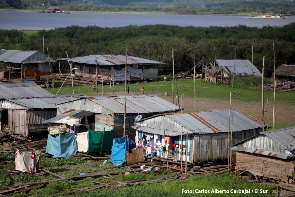 Casas junto al río Amazonas. Foto: Carlos Alberto Carbajal