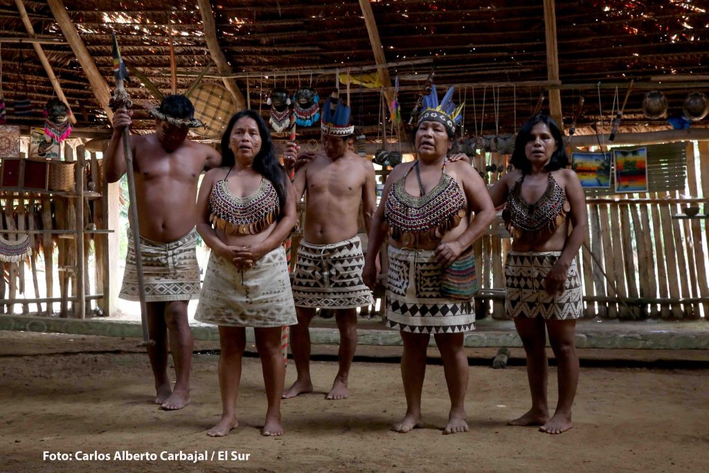 Nativos Boras dentro de su Maloca (casa ceremonial) en la selva amazónica peruana. Foto: Carlos Alberto Carbajal