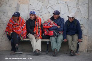 Hombres pasan la tarde en la plaza de armas de Ollantaytambo, Perú. Foto: Carlos Alberto Carbajal