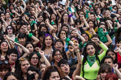 CIUDAD DE MÉXICO, 29NOVIEMBRE2019.- Mujeres, en su mayoría integrantes de colectivas feministas participaron el baile/performance denominado “Ni un violador más”, creado por el colectivo de chilenas Lastesis con motivo del Día Internacional de la Erradicación de la Violencia Contra la Mujer. Las féminas comenzaron el ensayo en la Alameda Central, marchando hacía el Zócalo Capitalino, mismo donde se realizo. FOTO: ANDREA MURCIA /CUARTOSCURO.COM