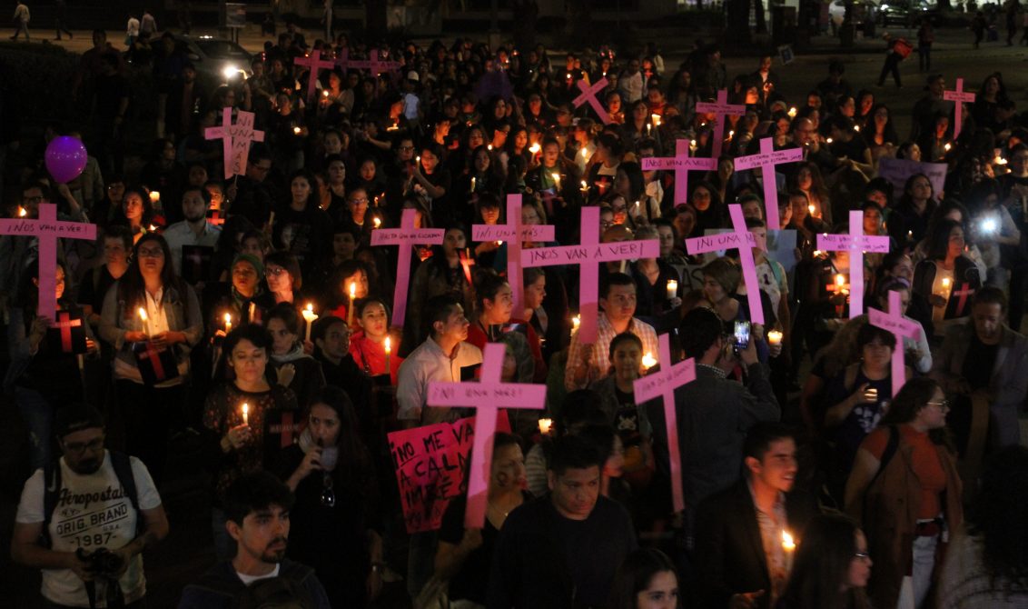 CIUDAD DE MÉXICO, 25NOVIEMBRE.- Decenas de personas se reunieron con velas y cruces rosas en el Monumento a la Revolución para caminar en la "Velada para recordar a las que ya no están con nosotras e iluminar el camino de justicia", la cual terminó en el AntiMonumenta. Esto en el marco del Día Internacional de la Eliminación de la Violencia contra las Mujeres. FOTO: ROGELIO MORALES /CUARTOSCURO.COM