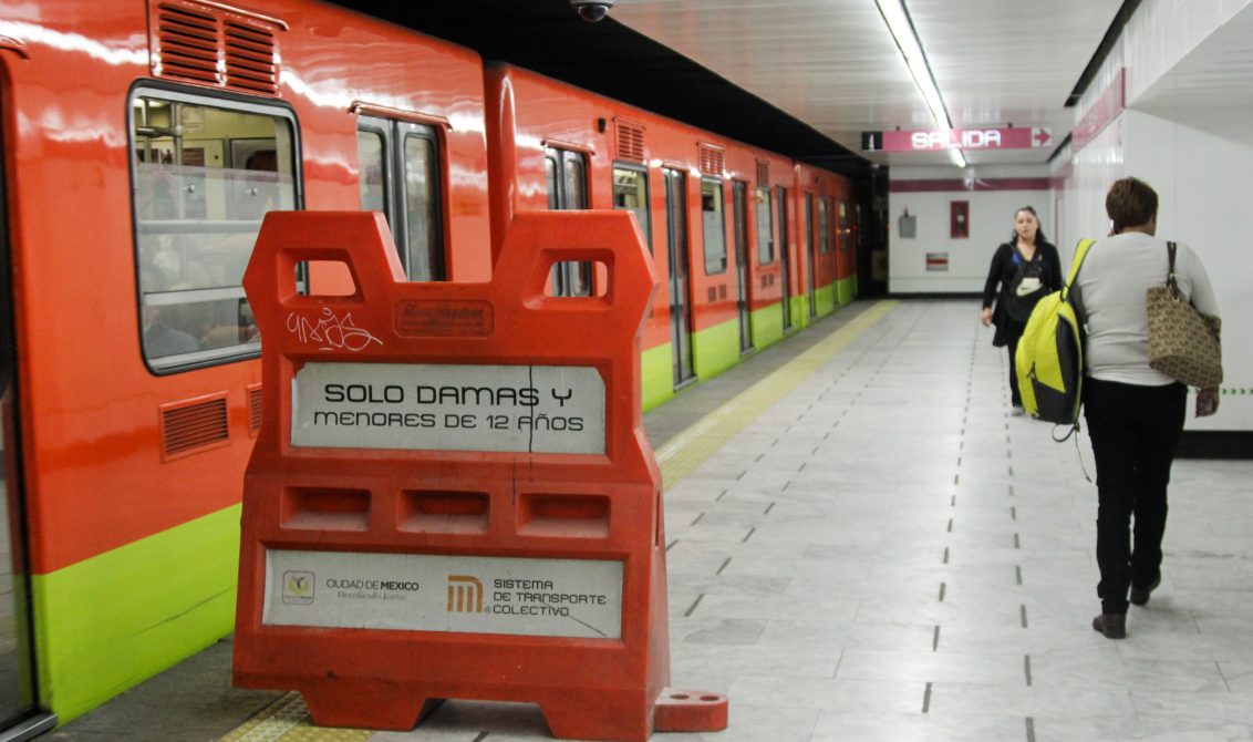 07112019-CIUDAD DE MÉXICO, 11AGOSTO2017.- El Sistema de Transporte Colectivo Metro (STC) ha cambiado la locación de los vagones exclusivos para mujeres y niños menores en la Línea 1. Los trenes que corran de la estación Pantitlán a Observstorio contaran con los tres primeros reservados, mientras que en el sentido opuesto serán los tres últimos. Lo anterior, con el fin de mejorar la movilidad dentro del transporte. FOTO: GALO CAÑAS /CUARTOSCURO.COM