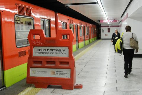 07112019-CIUDAD DE MÉXICO, 11AGOSTO2017.- El Sistema de Transporte Colectivo Metro (STC) ha cambiado la locación de los vagones exclusivos para mujeres y niños menores en la Línea 1. Los trenes que corran de la estación Pantitlán a Observstorio contaran con los tres primeros reservados, mientras que en el sentido opuesto serán los tres últimos. Lo anterior, con el fin de mejorar la movilidad dentro del transporte. FOTO: GALO CAÑAS /CUARTOSCURO.COM