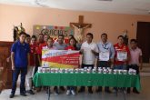 La representante la cadena de tiendas OXXO, Berenice Mendoza en la entrega de un donativo a la Asociación Civil Caritas de la Arquidiócesis de Acapulco, con la representación del padre Leonardo Morales, en la Casa de la Arquidiócesis de Acapulco. Foto: Jesús Trigo