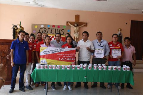 La representante la cadena de tiendas OXXO, Berenice Mendoza en la entrega de un donativo a la Asociación Civil Caritas de la Arquidiócesis de Acapulco, con la representación del padre Leonardo Morales, en la Casa de la Arquidiócesis de Acapulco. Foto: Jesús Trigo