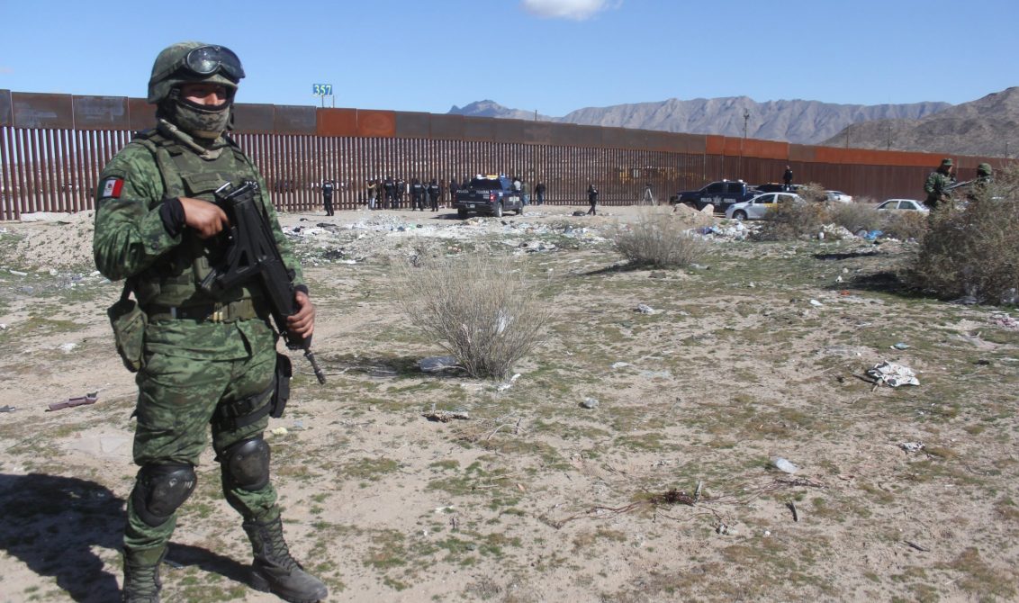 CIUDAD JUÁREZ, CHIHUAHUA, 31ENERO2020.- Elementos de la Patrulla Fronteriza sector el Paso realizaron simulacro de contención de migrantes frente al muro fronterizo que divide a Sunland Park, Nuevo México, de Ciudad Juárez. El ejercicio de entrenamiento de fuerza con contención de amenazas y de multitudes, incluyó agentes a caballo, un helicóptero y simulacro de detenciones y disparos. FOTO: NACHO RUIZ7CUARTOSCURO.COM