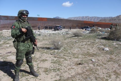 CIUDAD JUÁREZ, CHIHUAHUA, 31ENERO2020.- Elementos de la Patrulla Fronteriza sector el Paso realizaron simulacro de contención de migrantes frente al muro fronterizo que divide a Sunland Park, Nuevo México, de Ciudad Juárez. El ejercicio de entrenamiento de fuerza con contención de amenazas y de multitudes, incluyó agentes a caballo, un helicóptero y simulacro de detenciones y disparos. FOTO: NACHO RUIZ7CUARTOSCURO.COM