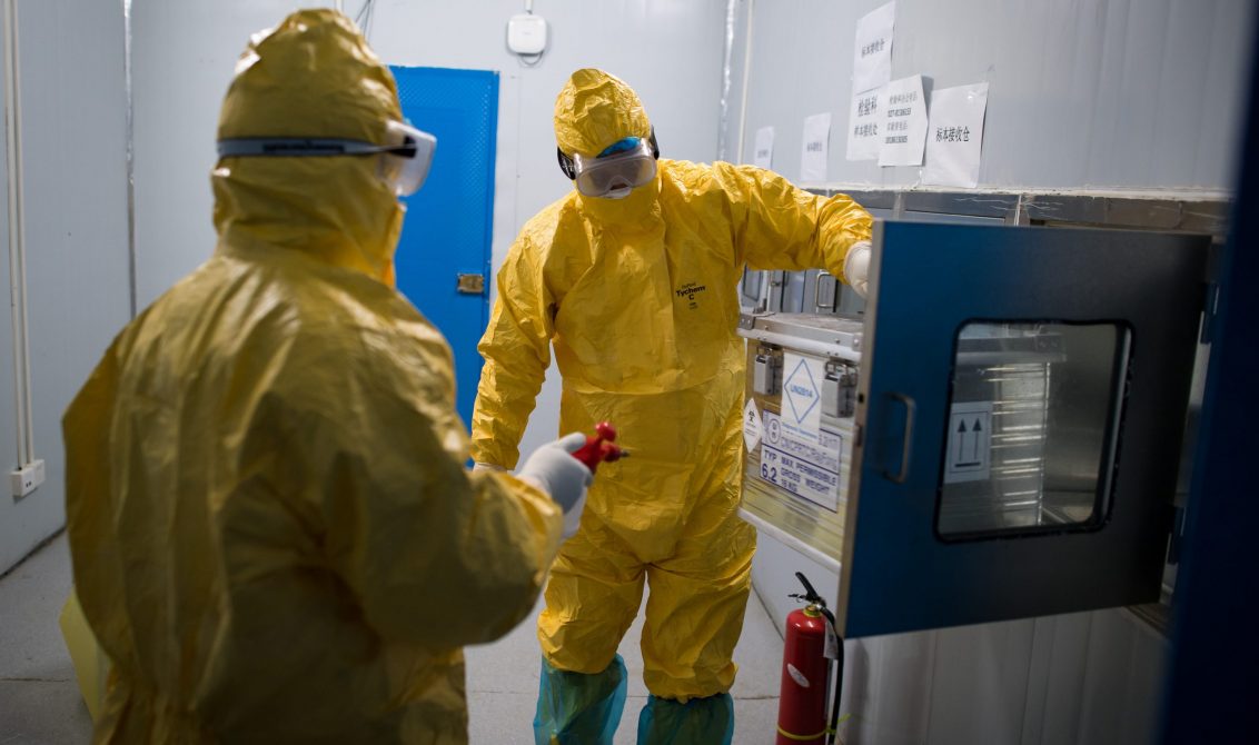 26022020) -- WUHAN, 25 febrero, 2020 (Xinhua) -- Imagen del 24 de febrero de 2020 de Liu Senbo (d) y su colega Mei Yiqi (i) tomando cajas selladas que contienen las muestras recolectadas de pacientes en el Hospital Leishenshan (Montaña del Dios del Trueno), en Wuhan, provincia de Hubei, en el centro de China. Liu Senbo, un veterano de 46 años de edad de Guangzhou, provincia de Guangdong, en el sur de China, ha estado en Wuhan para ayudar en los esfuerzos de control del nuevo coronavirus desde el 19 de febrero. Vestido con trajes protectores, ahora trabaja como "repartidor" de muestras de pacientes. El va por las muestras recolectadas de pacientes con COVID-19 al Hospital Leishenshan dos veces al día, y las lleva a un centro de análisis del virus de la empresa Guangdong KingMed Diagnostics Group, localizado en Wuhan, para ser examinadas. (Xinhua/Xiao Yijiu) (jg) (vf)