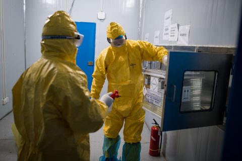 26022020) -- WUHAN, 25 febrero, 2020 (Xinhua) -- Imagen del 24 de febrero de 2020 de Liu Senbo (d) y su colega Mei Yiqi (i) tomando cajas selladas que contienen las muestras recolectadas de pacientes en el Hospital Leishenshan (Montaña del Dios del Trueno), en Wuhan, provincia de Hubei, en el centro de China. Liu Senbo, un veterano de 46 años de edad de Guangzhou, provincia de Guangdong, en el sur de China, ha estado en Wuhan para ayudar en los esfuerzos de control del nuevo coronavirus desde el 19 de febrero. Vestido con trajes protectores, ahora trabaja como "repartidor" de muestras de pacientes. El va por las muestras recolectadas de pacientes con COVID-19 al Hospital Leishenshan dos veces al día, y las lleva a un centro de análisis del virus de la empresa Guangdong KingMed Diagnostics Group, localizado en Wuhan, para ser examinadas. (Xinhua/Xiao Yijiu) (jg) (vf)