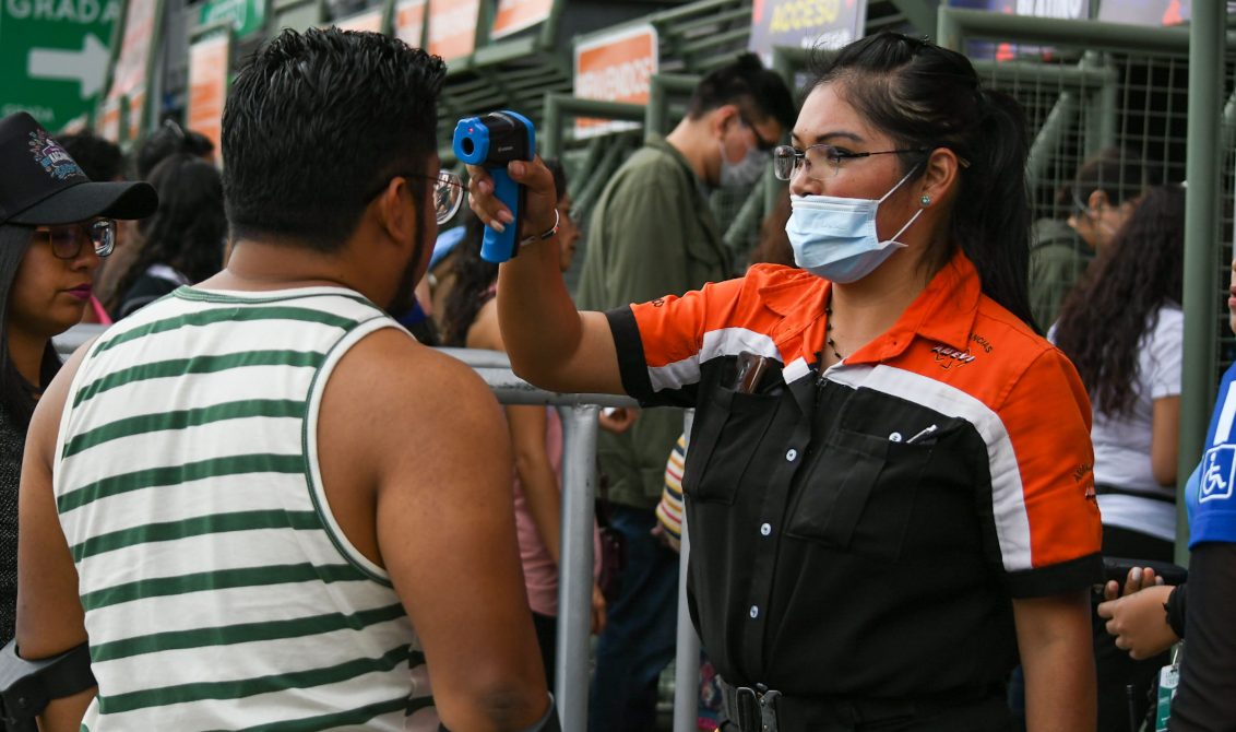 15/03/2020 15 March 2020, Mexico, Mexico City: An employee checks the temperature of an attendee at the entrance of the Vive Latino music festival amid the Coronavirus (COVID-19) global outbreak. Photo: Karen Melo/NOTIMEX/dpa POLITICA INTERNACIONAL Karen Melo/NOTIMEX/dpa