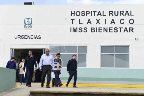 21032020-CIUDAD DE TLAXIACO, OAXACA, 20MARZO2020.- El presidente de los Estados Unidos Mexicanos, Andrés Manuel López Obrador en la Inauguración del Hospital Rural Tlaxiaco IMSS Bienestar en la Heroica Ciudad de Tlaxiaco, Oaxaca. Lo acompañan Alejandro Ismael Murat Hinojosa, Gobernador Constitucional del Estado de Oaxaca; Doctor Marco Antonio Martínez Castellanos, Director del Hospital Rural Tlaxiaco y Zoé Alejandro Robledo Aburto, Director General del Instituto Mexicano del Seguro Social. FOTO: PRESIDENCIA/CUARTOSCURO.COM