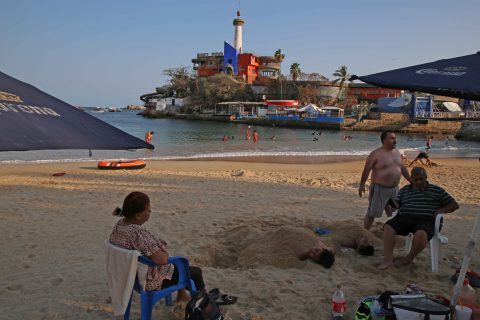 2–Abril- 2020 Acapulco, Gro. La familia Bello procedente del estado de Morelos descansan ayer en la playa Caleta, comentaron no tener temor a pesar de la alerta por coronavirus. Foto: Carlos Alberto Carbajal