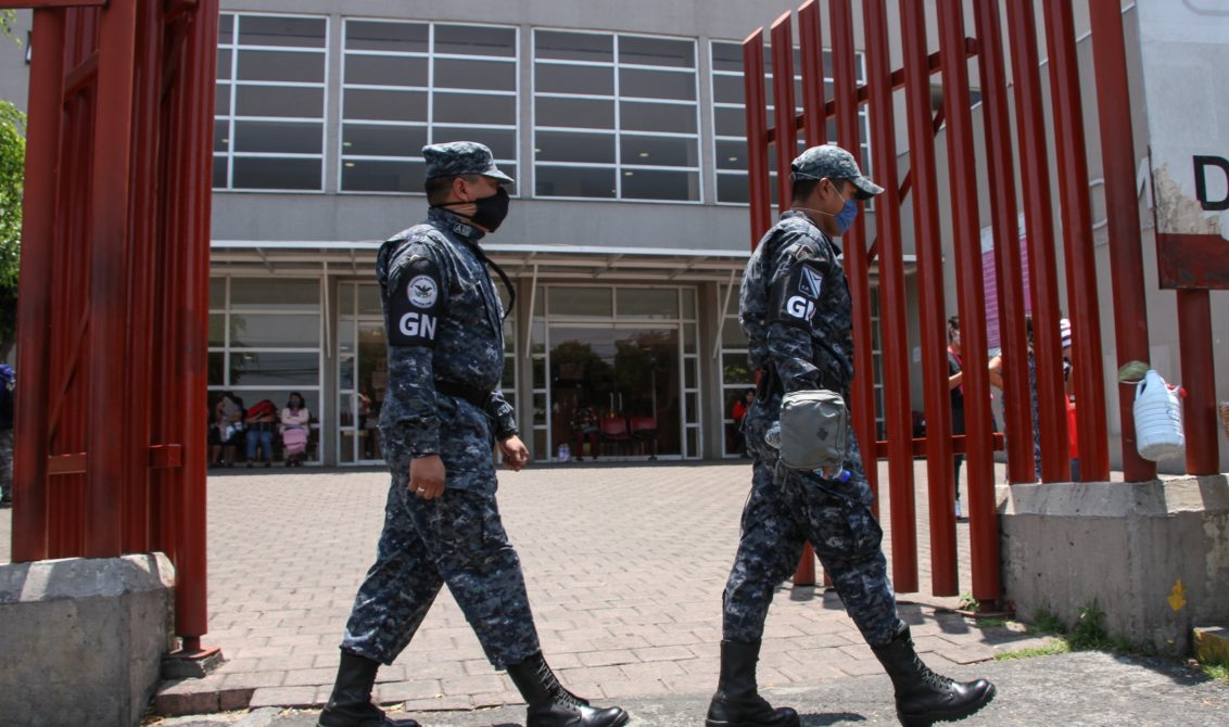 CIUDAD DE MEXICO 20ABRIL2020.- Elementos de la Guardia Nacional, durante el recorrido de seguridad en la periferia del Hospital General Enrique Cabrera, el cual recibe pacientes contagiados por el virus COVID-19. ROGELIO MORALES /CUARTOSCURO. COM