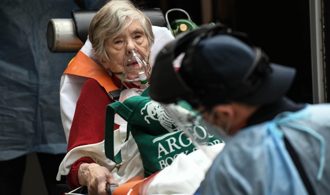 10/04/2020 10 April 2020, US, New York: Medical staff transfer a Coronavirus patient to the emergency room of Lenox Hill Hospital. Photo: Miguel Juarez Lugo/ZUMA Wire/dpa POLITICA INTERNACIONAL Miguel Juarez Lugo/ZUMA Wire/dpa