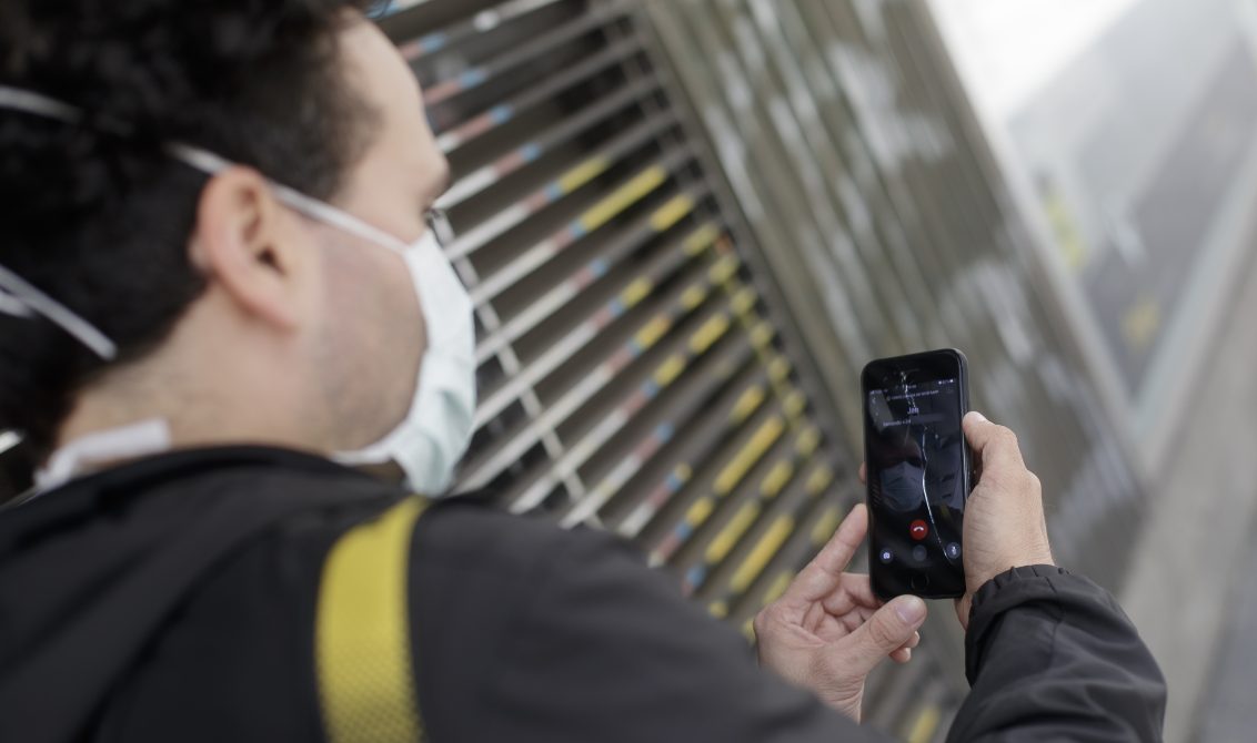 Un hombre protegido con mascarilla realiza una videollamada por su teléfono móvil, una de las formas más habituales de comunicarse durante la pandemia del coronavirus ya que permite tener más "cerca" a familiares y amigos. Foto: Europa Press