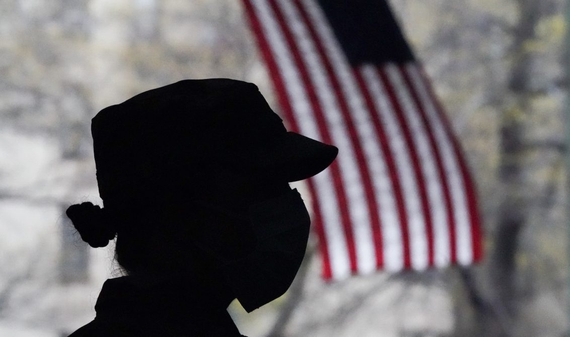 18/04/2020 18 April 2020, US, New York: A member of the US National Guard looks on as The US National Guard distributes food and other supplies to the low-income people during a nationwide curfew aiming to help fight the spread of coronavirus (Covid-19). Photo: Bryan Smith/ZUMA Wire/dpa POLITICA INTERNACIONAL Bryan Smith/ZUMA Wire/dpa