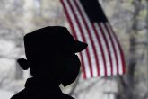 18/04/2020 18 April 2020, US, New York: A member of the US National Guard looks on as The US National Guard distributes food and other supplies to the low-income people during a nationwide curfew aiming to help fight the spread of coronavirus (Covid-19). Photo: Bryan Smith/ZUMA Wire/dpa POLITICA INTERNACIONAL Bryan Smith/ZUMA Wire/dpa