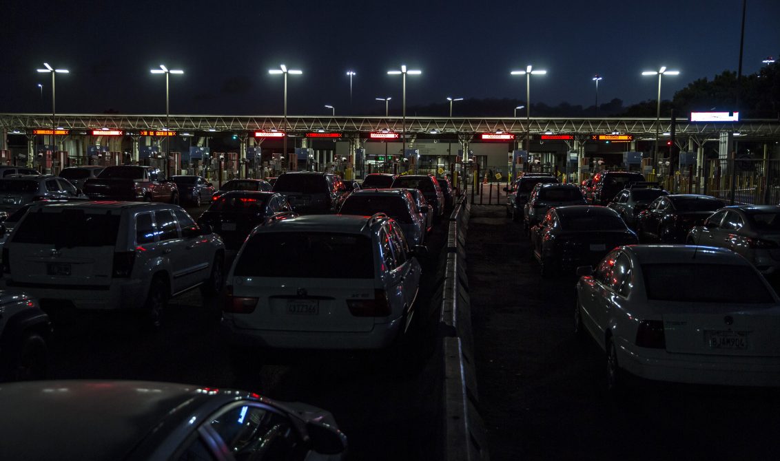 TIJUANA, BAJA CALIFORNIA, 19MAYO2020.- Familias duermen en su auto o la banqueta durante las primeras horas del día en la garita Internacional de Otay, esto con el propósito de lograr cruzar a tiempo la frontera entre México y Estados Unidos. La Oficina de Aduanas y Protección Fronteriza (CBP, por sus siglas en ingles) fijó un horario de operación para al puerto fronterizo y cerró la frontera al tráfico no esencial desde el 18 de marzo, en un intento por reducir la propagación del Covid-19. La garita de Otay opera de las 6 hrs a las 22 hrs para los carriles Sentri, Ready Lane, y para el cruce normal tanto vehicular como peatonal y es utilizada solamente por ciudadanos estadounidenses y personas que cuentan con la residencia en el país norteamericano. FOTO: OMAR MARTÍNEZ /CUARTOSCURO.COM