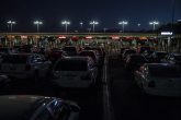 TIJUANA, BAJA CALIFORNIA, 19MAYO2020.- Familias duermen en su auto o la banqueta durante las primeras horas del día en la garita Internacional de Otay, esto con el propósito de lograr cruzar a tiempo la frontera entre México y Estados Unidos. La Oficina de Aduanas y Protección Fronteriza (CBP, por sus siglas en ingles) fijó un horario de operación para al puerto fronterizo y cerró la frontera al tráfico no esencial desde el 18 de marzo, en un intento por reducir la propagación del Covid-19. La garita de Otay opera de las 6 hrs a las 22 hrs para los carriles Sentri, Ready Lane, y para el cruce normal tanto vehicular como peatonal y es utilizada solamente por ciudadanos estadounidenses y personas que cuentan con la residencia en el país norteamericano. FOTO: OMAR MARTÍNEZ /CUARTOSCURO.COM