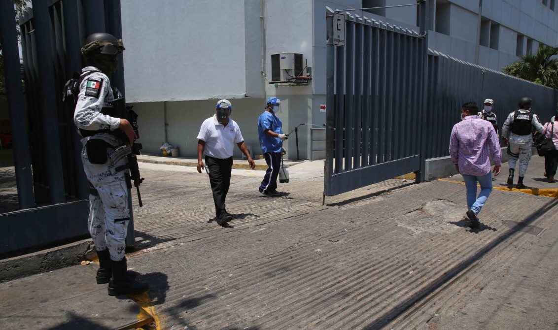 27 de Mayo del 2020 Acapulco, Guerrero. Agentes de la Guardia Nacional resguardan las afueras del Hospital General del ISSSTE en Acapulco luego de que un empleado del hospital (de camisa de manga larga) les pidiera que impidieran fotógrafos y reporteros estuviéramos en el lugar realizando nuestro trabajo informativo. Foto: Carlos Alberto Carbajal