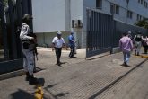 27 de Mayo del 2020 Acapulco, Guerrero. Agentes de la Guardia Nacional resguardan las afueras del Hospital General del ISSSTE en Acapulco luego de que un empleado del hospital (de camisa de manga larga) les pidiera que impidieran fotógrafos y reporteros estuviéramos en el lugar realizando nuestro trabajo informativo. Foto: Carlos Alberto Carbajal