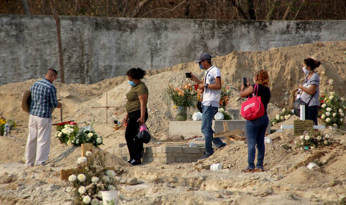 26-Mayo 2020 Acapulco, Gro. Un grupo de personas se despiden de un familiar victima de covid, sepultado ayer por la tarde en el área de fosas especiales construidas para victimas de la pandemia en panteón de El Palmar. Foto: Carlos Alberto Carbajal