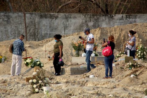 26-Mayo 2020 Acapulco, Gro. Un grupo de personas se despiden de un familiar victima de covid, sepultado ayer por la tarde en el área de fosas especiales construidas para victimas de la pandemia en panteón de El Palmar. Foto: Carlos Alberto Carbajal