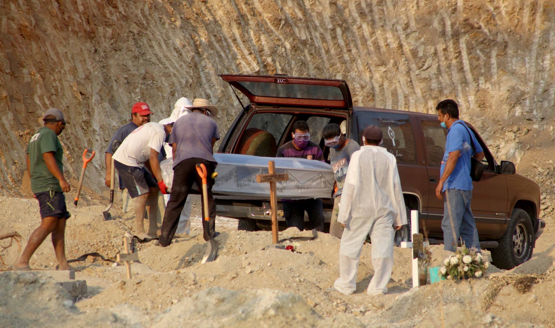 25-Mayo 2020 Acapulco, Gro. Aspecto de tres sepelios de personas que murieron por covid y fueron sepultadas en las fosas construidas en el panteón municipal de El Palmar en Acapulco el día de ayer después de las 6 de las tarde, cada cuerpo sepultado solo fue acompañado por dos familiares que se despedían brevemente, y que en todo momento eran auxiliados por trabajadores de las respectivas funerarias que contrataban y por trabajadores del panteón, en el lugar de fosas construidas especialmente para personas que murieron por covid se han sepultado un total de 39 personas en dos semanas y el día de ayer fueron sepultadas 7. Foto: Carlos Alberto Carbajal