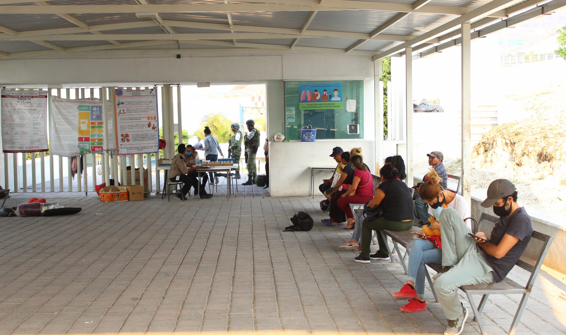 Chilpancingo Gro, 7 de mayo 2020. // Familiares de pacientes que estan internados en el Hospital General Raymundo Abarca Alarcón esperan a las afueras de este nosocomio, el cual es resguardado por efectivos de la Guardia Nacional. // Foto: Jesús Eduardo Guerrero