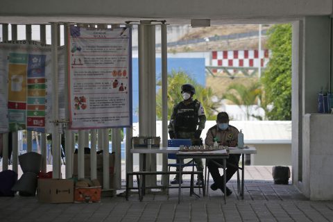 jnt-Hospital-General-Guardia-Nacional.jpg: Chilpancingo, Guerrero 06 de mayo del 2020// Guardia Nacional resguarda la entrada al Hospital General Dr. Raymundo Abarca Alarcón, durante la pandemia del Covid-2019. Foto: Jessica Torres Barrera