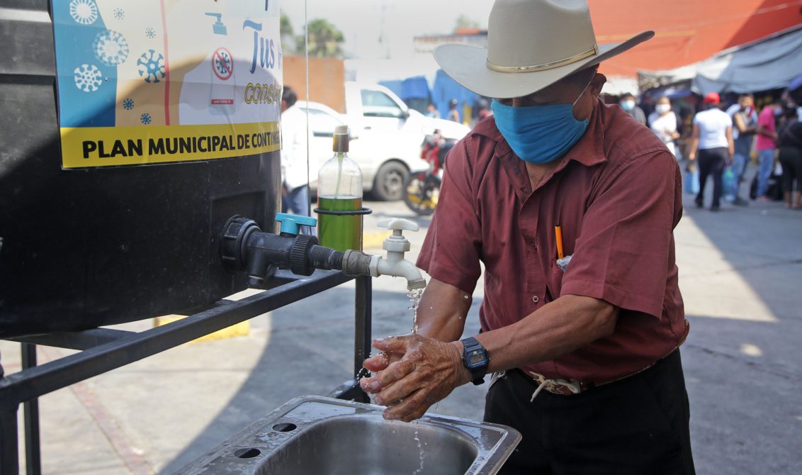 jnt-señor-lava-manos-mercado-fase-Covid.jpg: Chilpancingo, Guerrero 24 de mayo del 2020// Señor lava sus manos tras salir del mercado Baltazar R. Leyva Mancilla, en unos de los lava manos provisionales, instalados por la tercer fase del Covid-2019. Foto: Jessica Torres Barrera