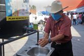 jnt-señor-lava-manos-mercado-fase-Covid.jpg: Chilpancingo, Guerrero 24 de mayo del 2020// Señor lava sus manos tras salir del mercado Baltazar R. Leyva Mancilla, en unos de los lava manos provisionales, instalados por la tercer fase del Covid-2019. Foto: Jessica Torres Barrera