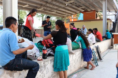 Jornaleros agrícolas de Cochoapa El Grande regresan a su lugar de origen después de haber trabajado en Sinaloa en el corte de chile, jitomate y tomatillo. Foto: Antonia Ramírez