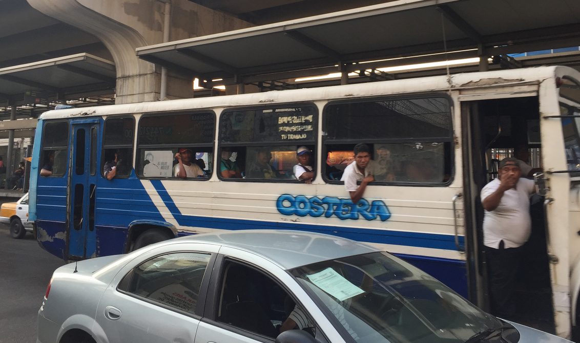 Acapulco,Gro/28Mayo2020/ La mayoría de la gente sigue utilizando el servicio más económico de transporte público de la ruta Centro- Renacimiento en el Acapulco.Foto: Jesús Trigo