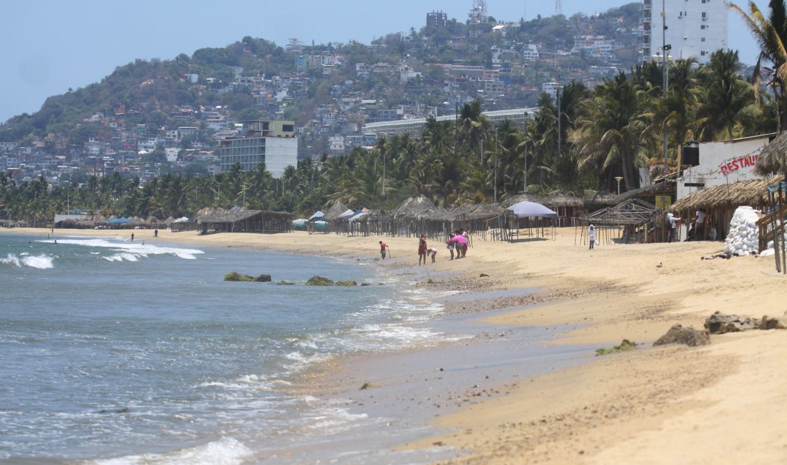 Acapulco,Gro/23Mayo2020/Una familia camina por la calle Hornos en el puerto de Acapulco, en la tarde de ayer. Foto: Jesús Trigo