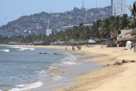 Acapulco,Gro/23Mayo2020/Una familia camina por la calle Hornos en el puerto de Acapulco, en la tarde de ayer. Foto: Jesús Trigo