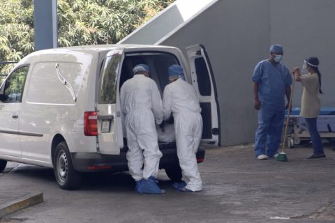 26-Mayo 2020 Acapulco, Gro. Trabajadores de una funeraria con trajes especiales suben a una carroza el cuerpo de una persona que falleció ayer por la tarde en el Hospital General del ISSSTE en Acapulco, el cual se encuentra saturado por pacientes con covid. Foto: Carlos Alberto Carbajal