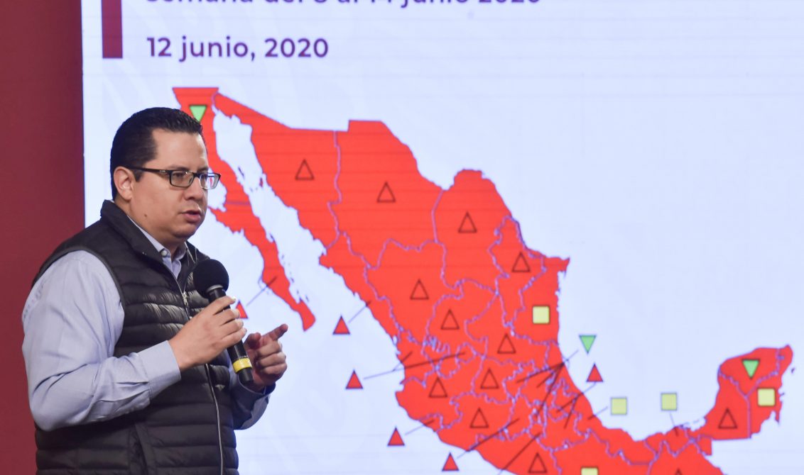 CIUDAD DE MÉXICO, 12JUNIO2020.- Hugo López-Gatell Ramírez, Subsecretario de Prevención y Promoción de la Salud, en compañía de José Luis Alomía Zegarra, director de Epidemiología, y Ricardo Cortés Alcalá, titular de la dirección general de Promoción de la Salud, ofreció conferencia de prensa para informar sobre la actualización de datos de la pandemia de coronavirus (covid-19) en el país. El informe diario indica 139,196 casos confirmados acumulados, 56,928 casos confirmados activos y 16,448 defunciones. FOTO: MARIO JASSO /CUARTOSCURO.COM