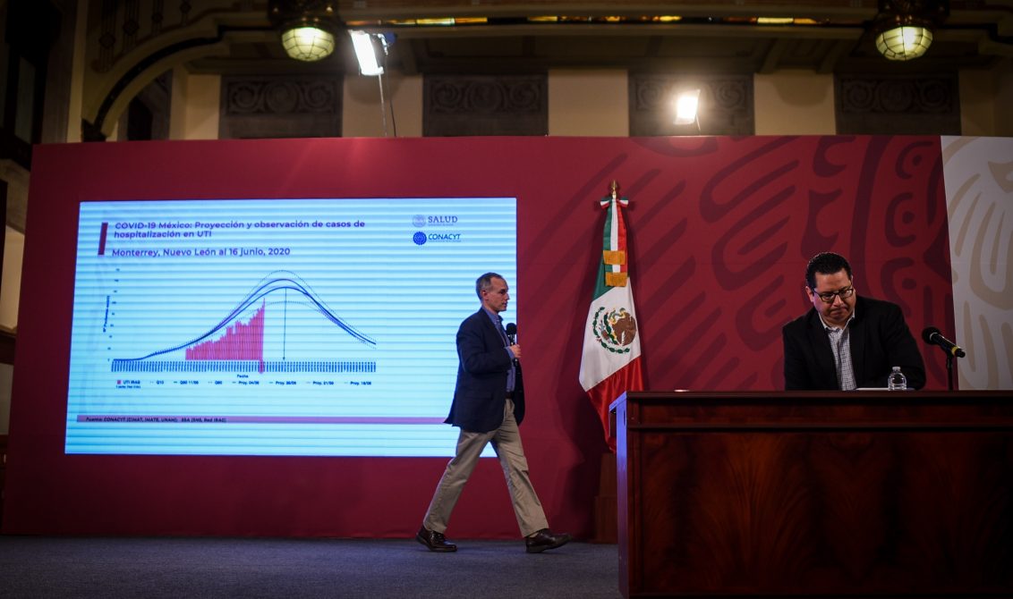 CIUDAD DE MÉXICO, 17JUNIO2020.- Conferencia de prensa que ofrece todas las noches en Palacio Nacional el Subsecretario de Prevención y Promoción de la Salud, Hugo López Gatell Ramírez, sobre la situación que se vive en México ante la emergencia sanitaria. Participó también en el evento el director general de Epidemiología, Jose Luis Alomía Zegarra. FOTO: PEDRO ANZA /CUARTOSCURO.COM