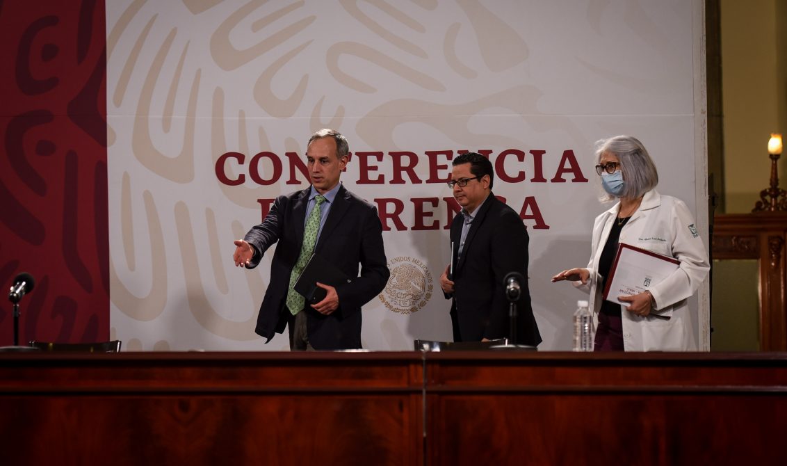 CIUDAD DE MÉXICO, 24JUNIO2020.- Conferencia de prensa que ofrece todas las noches en Palacio Nacional el Subsecretario de Prevención y Promoción de la Salud, Hugo López Gatell Ramírez, sobre la situación que se vive en México ante la emergencia sanitaria. Participaron también en el evento Jose Luis Alomía Zegarra, director general de Epidemiología, y Gisela Lara Saldaña, titular de la Unidad del Programa IMSS Bienestar. FOTO: PEDRO ANZA /CUARTOSCURO.COM