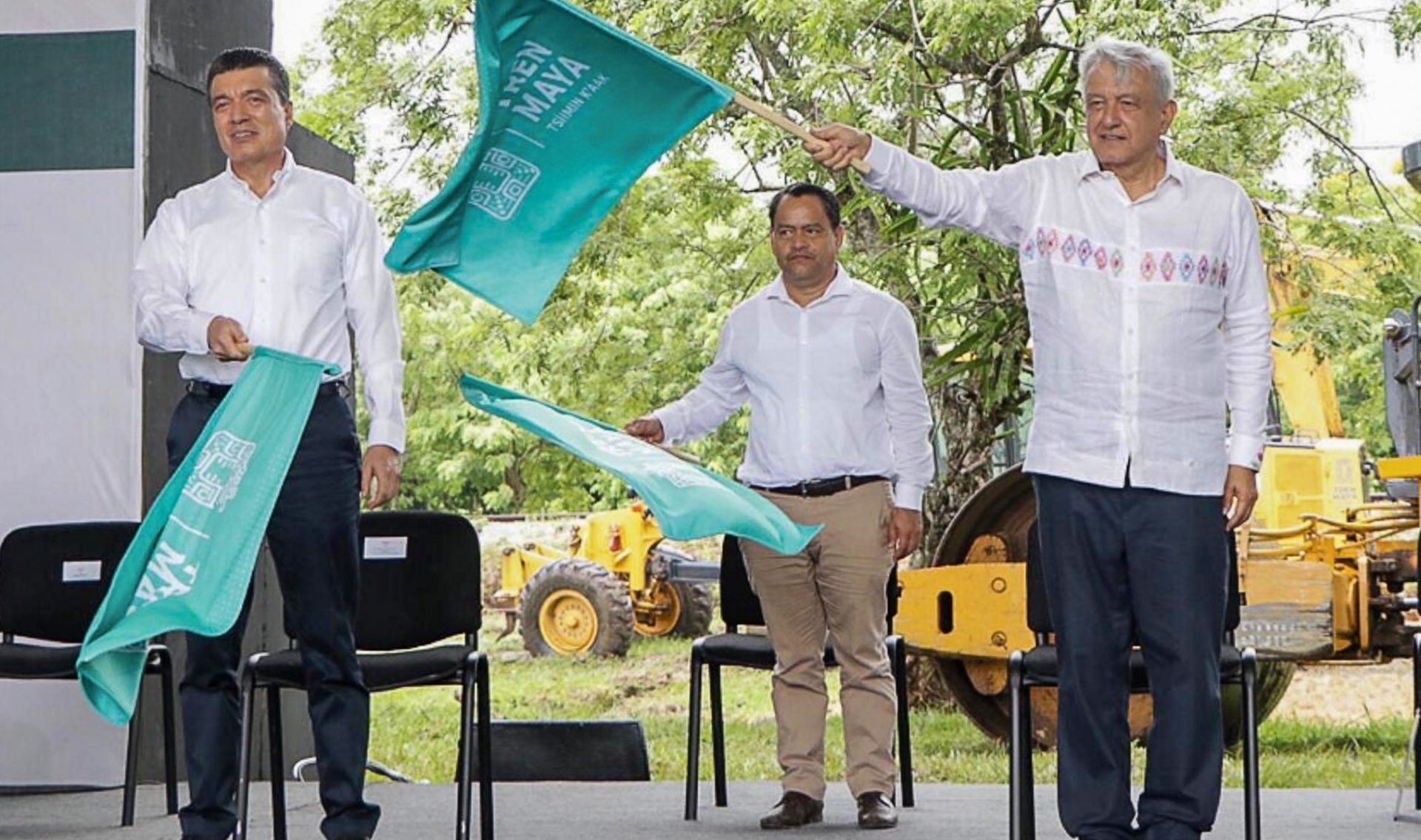 PALENQUE, CHIAPAS, 04JUNIO2020.- Andrés Manuel López Obrador, presidente de México, y Rutilio Escandón, gobernador de Chiapas, encabezaron el banderazo de inicio de la construcción del Tren Maya. El primer tramo constituye de Palenque a Escárcega siendo la única ruta que pasará por tres estados: Chiapas, Tabasco y Campeche. FOTO: ISABEL MATEOS /CUARTOSCURO.COM