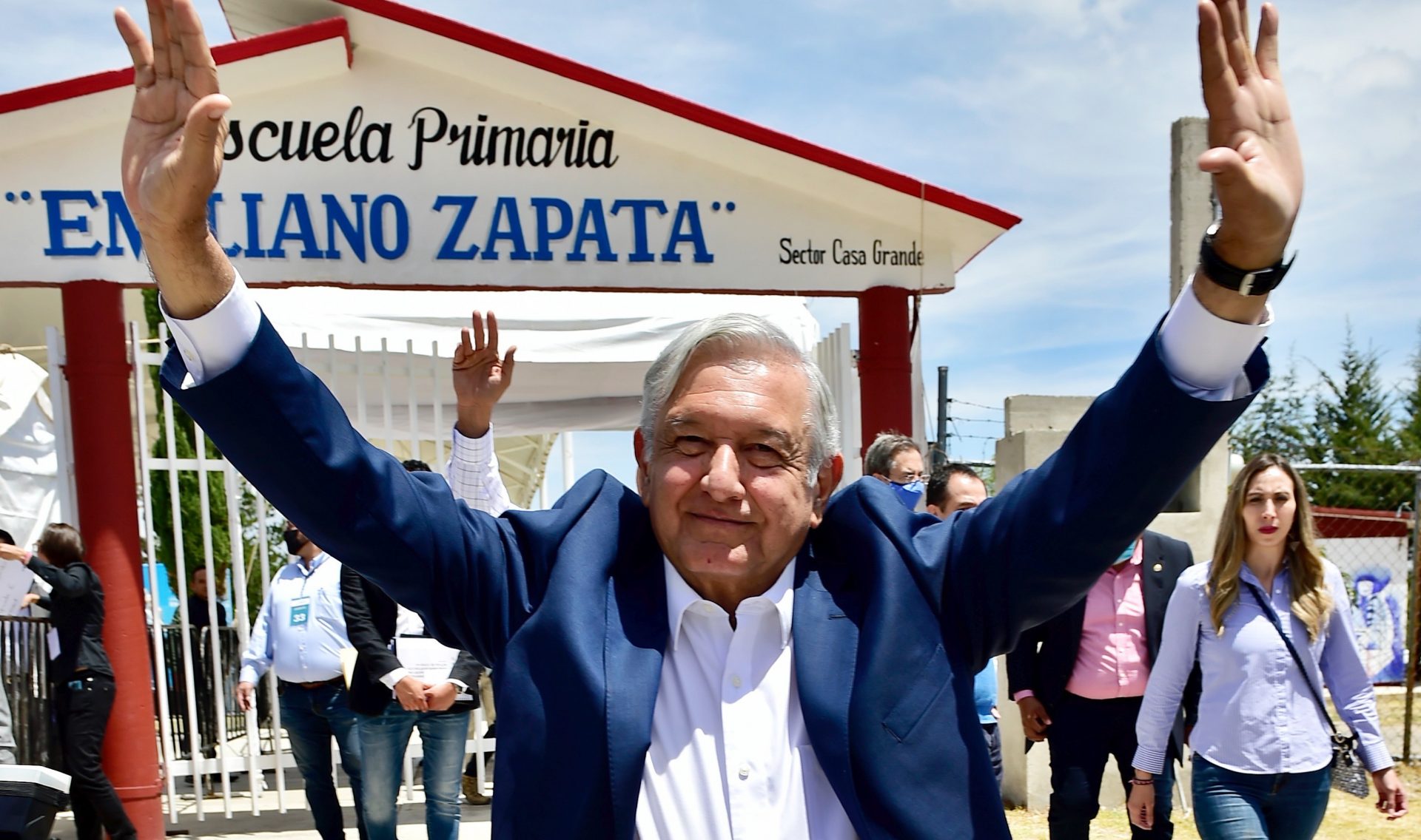 SAN AGUSTÍN TLAXIACA, HIDALGO, 18JUNIO2020.- Andrés Manuel López Obrador, presidente de México, junto con Omar Fayas, gobernador del estado de Hidalgo; Esteban Moctezuma Barragán, secretario de Educación Pública, y Arturo Herrera, secretario de Hacienda y Crédito Público presidieron la revisión del programa “La Escuela es Nuestra” en la Escuela Primaria 'Emiliano Zapata’. El programa ha beneficiado a 2 mil 279 instituciones de Educación Básica según declaró el gobernador. FOTO: PRESIDENCIA /CUARTOSCURO.COM