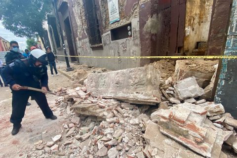 OAXACA, OAXACA, 23JUNIO2020.- Varias bardas se derrumbaron por el temblor de 7.5 grados en la escala de Richter que se sintió esta mañana y que tuvo como epicentro las costas de Oaxaca. FOTO: ALBERTO CRUZ/CUARTOSCURO.COM